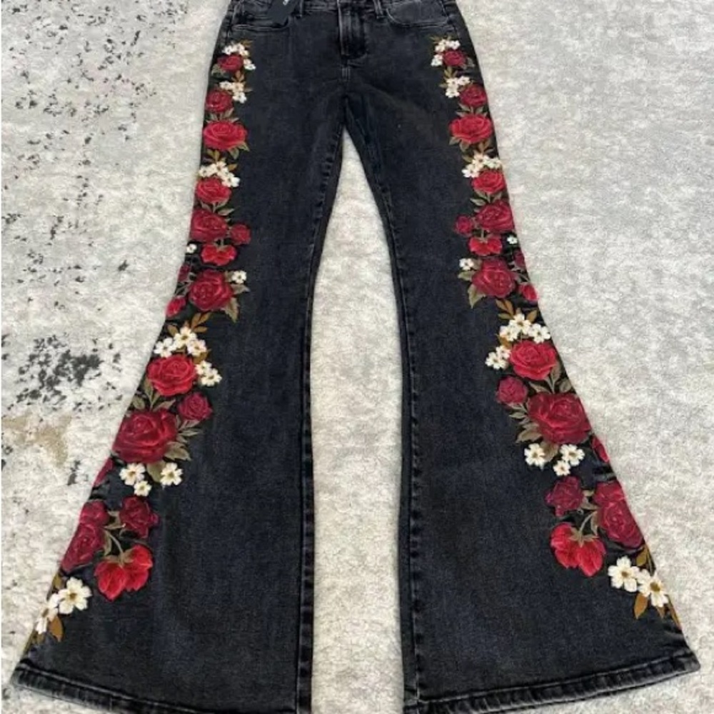 ISO. Not for sale. Driftwood Farrah flare Lover’s Lane. Black jeans size 30-32.